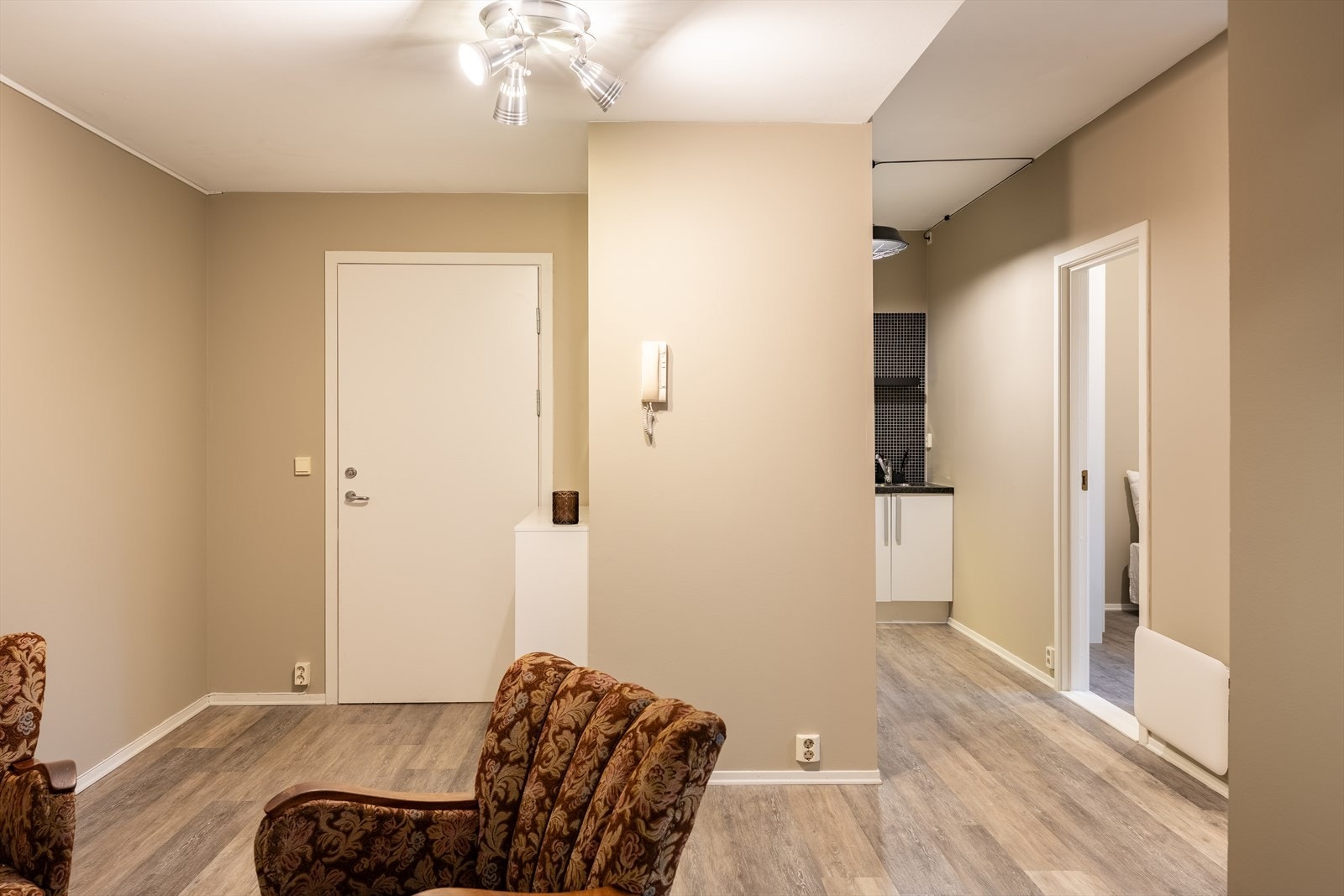 Fra stuen er det delvis åpen løsning inn mot kjøkkenet. Galleribilde