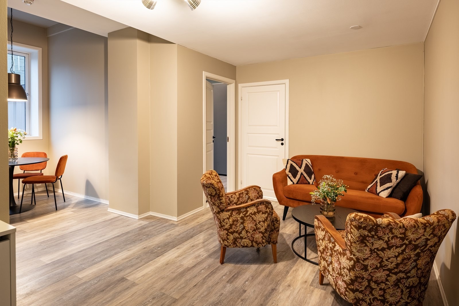 Både stuen og resten av leiligheten fremstår i moderne farger. Galleribilde