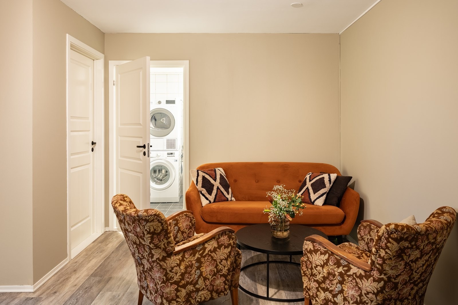 Stuen er på 19 kvm og er leilighetens midtpunkt. Galleribilde