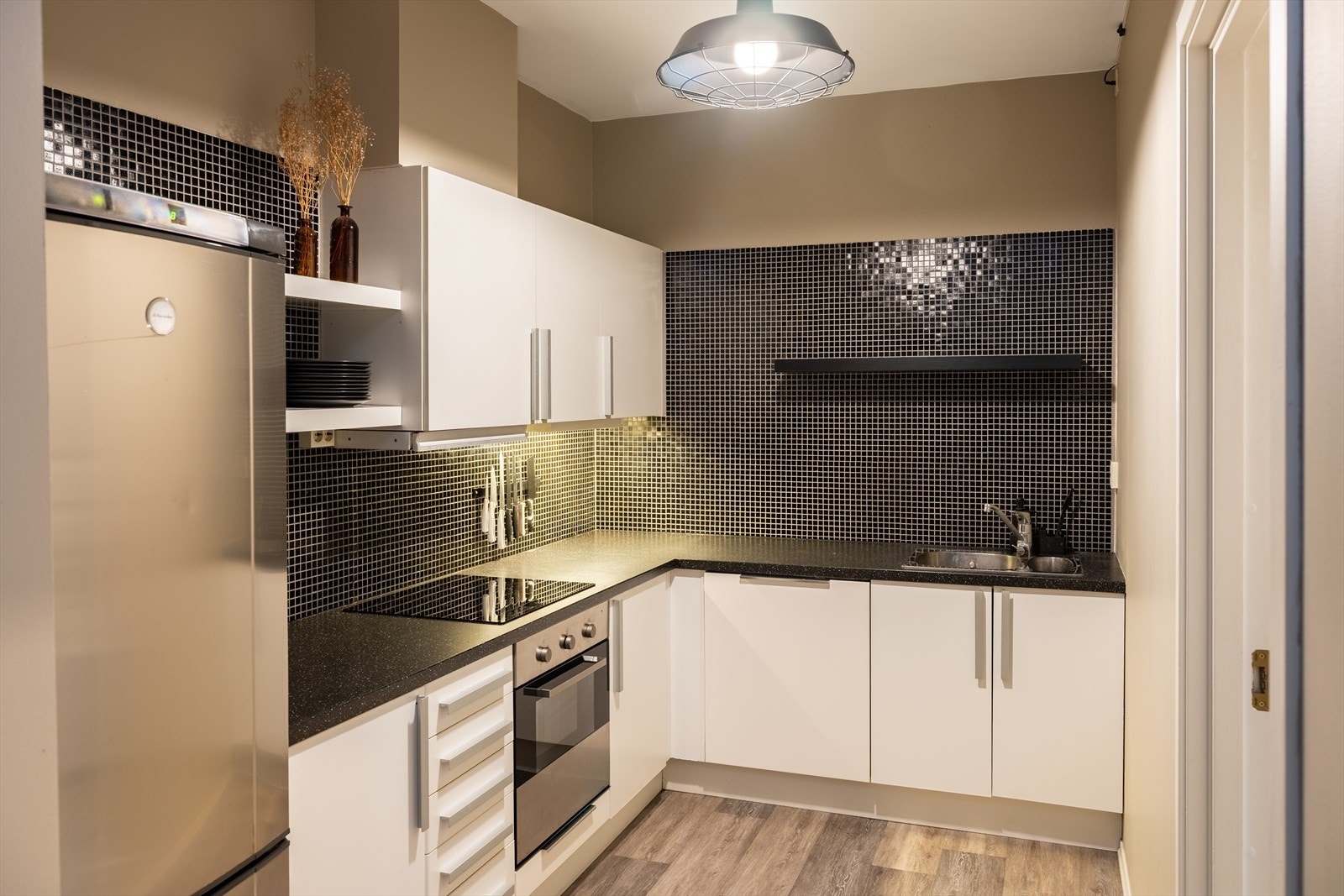 Kjøkkenet har integrerte hvitevarer og har god benkeplass. Galleribilde