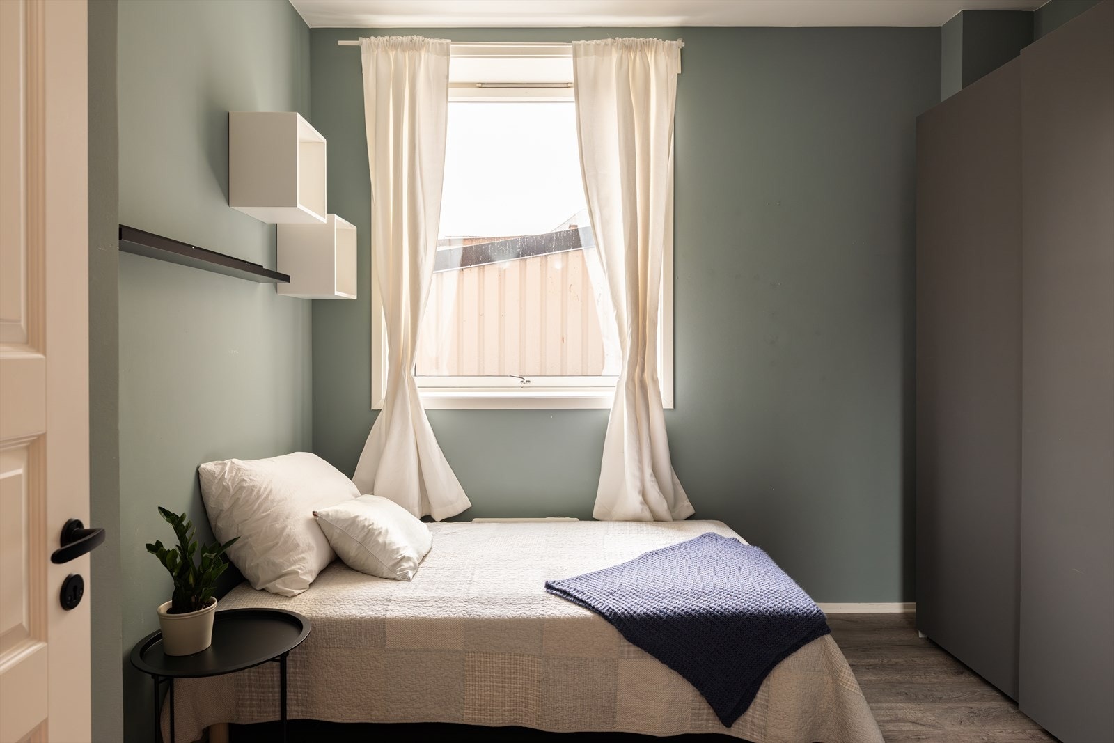 Dette rommet har god plass for garderobeløsninger. Galleribilde