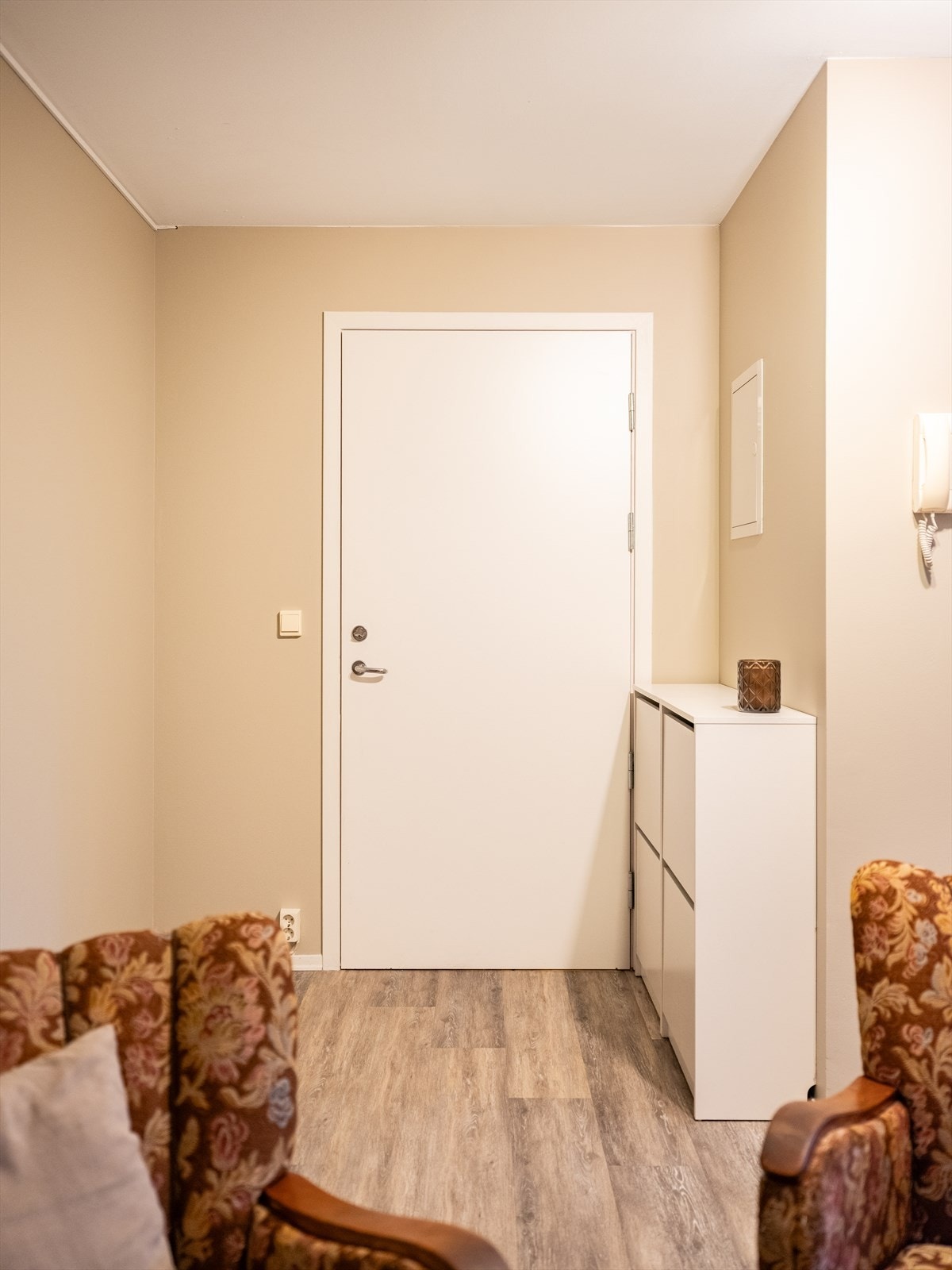 Inngangspartiet har god plass for sko - og klesoppheng. Galleribilde