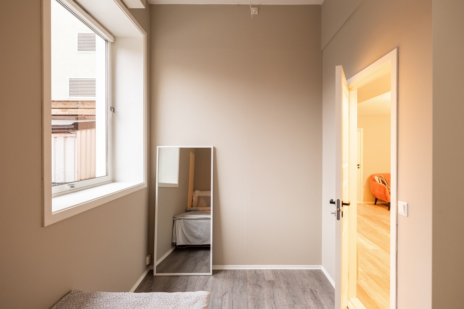 Felleskostnadene inkluderer blant annet betjening av andel fellesgjeld, kommunale avgifter, felles bygningsforsikring og diverse vedlikehold/drift iht. regnskap. Galleribilde