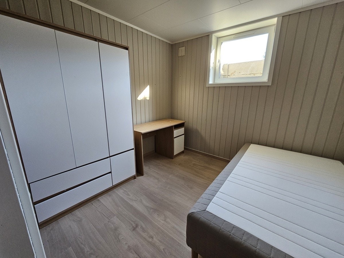 Over til soverommene. Samtlige soverom har fått installert nye vinduer i 2024 som oppfyller krav til dagslys og rømningsveier. Galleribilde