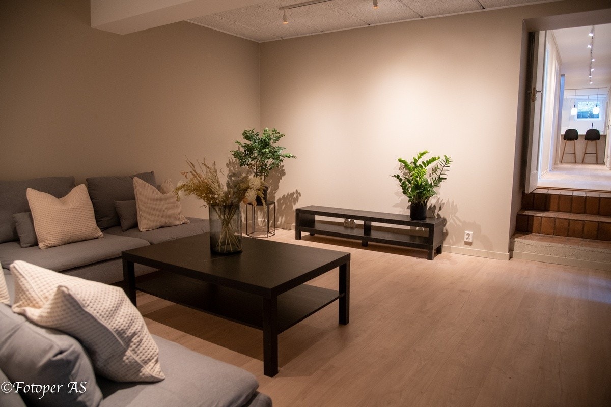 Stue nr 2 utgjør ca. 20 kvm, men har nok plass til stor tilhørende sofa, sofabord, tv-benk og 65'' tv (installert etter bildetaking).. Galleribilde