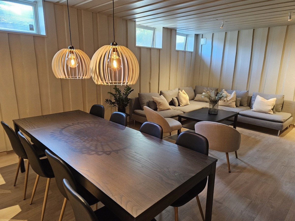 Møblement på bilde medfølger i leien, inkludert en 70'' TV som er installert etter bildetaking. Galleribilde