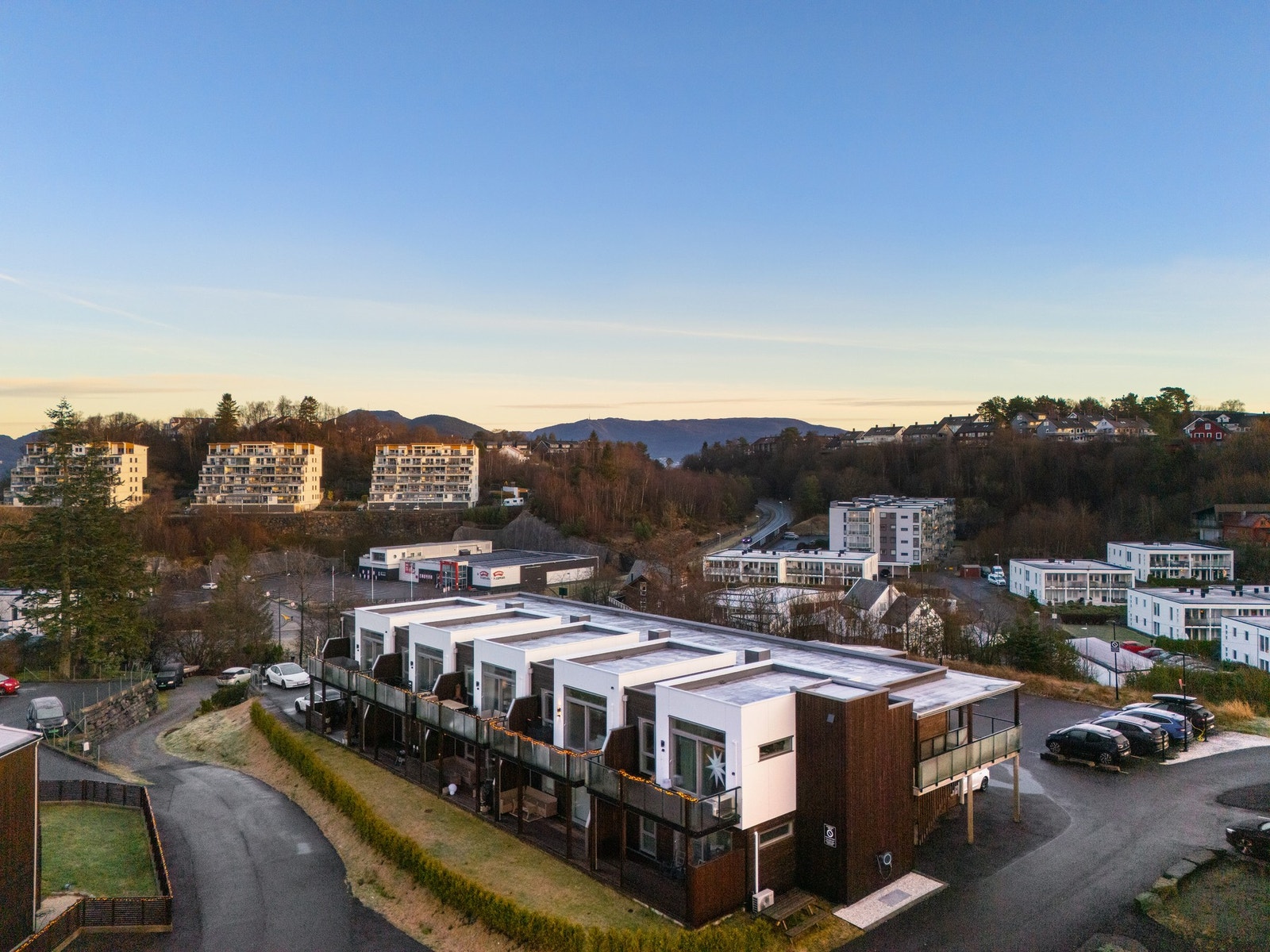 Moderne og pent nytt nabolag Galleribilde