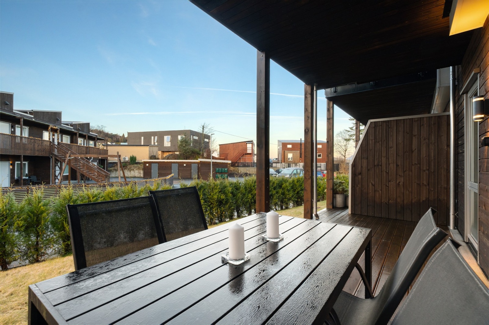 Her får man sol fra formiddag til den siger ned i vest. Meget solrik og tilbaketrukket Galleribilde