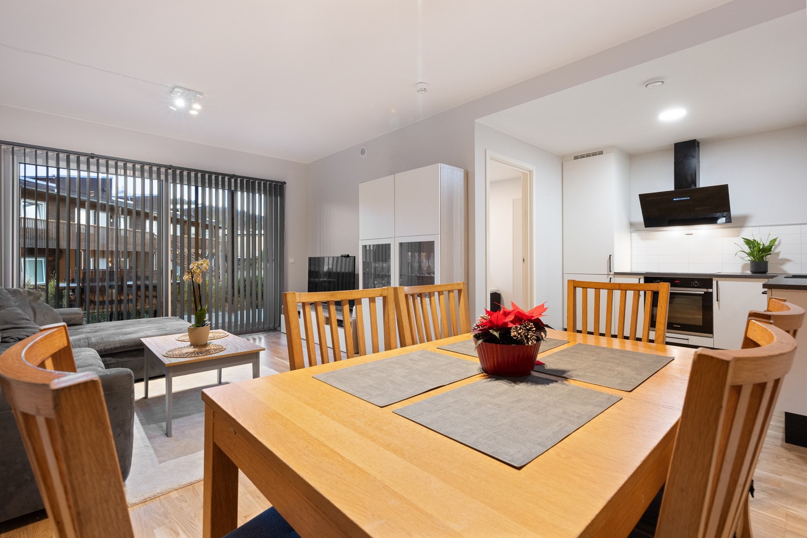 Alt i ett, her har man stue, spisesplass og åpen kjøkkenløsning. Galleribilde