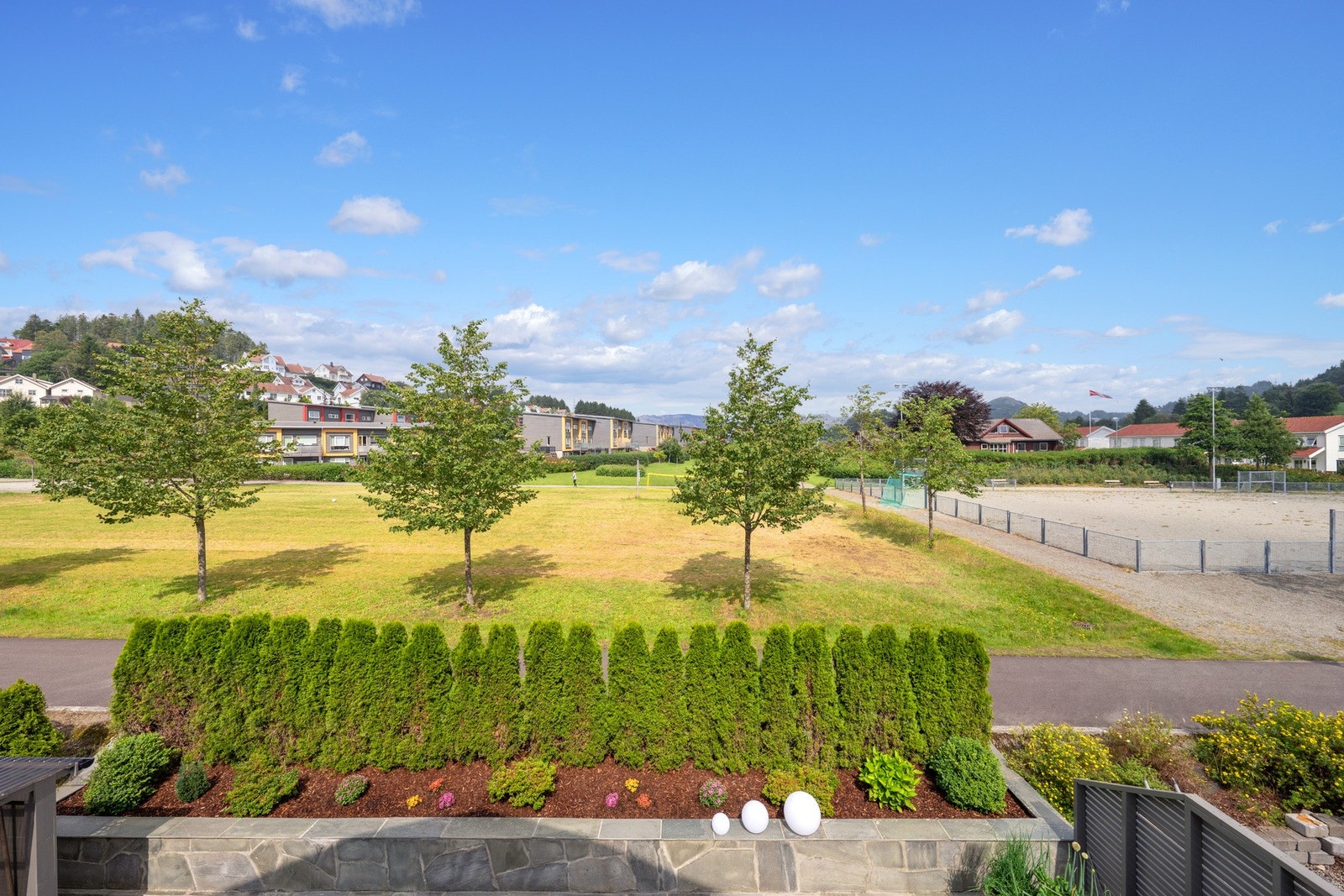 Boligen grenser mot friareal noe som gjør plasseringen mer luftig enn sammenlignbare eiendommer Galleribilde