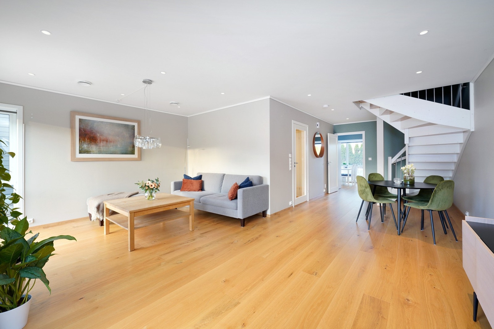 Romslig stue med pent gulv Galleribilde