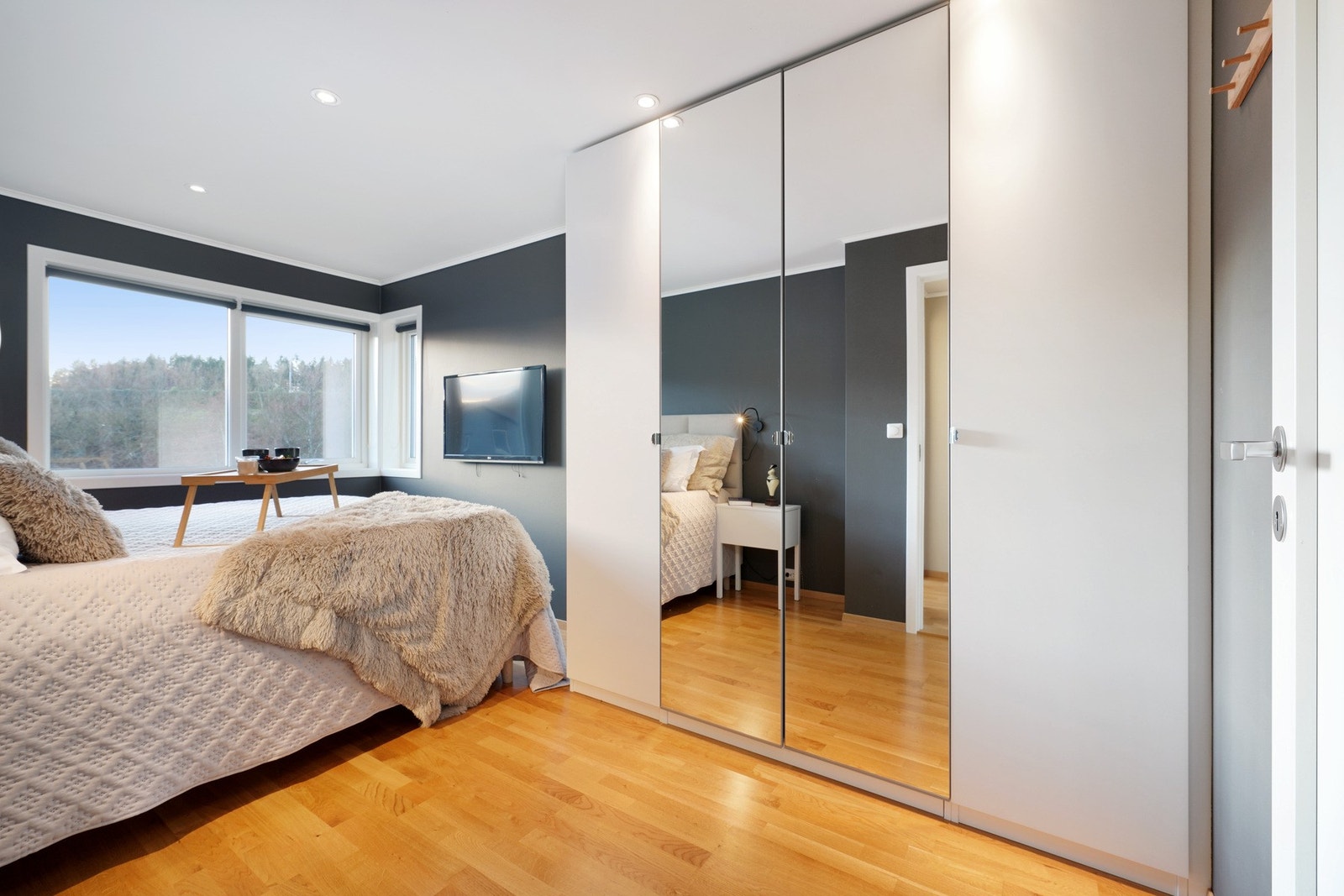Soverom med speilsatt garderobeløsning Galleribilde