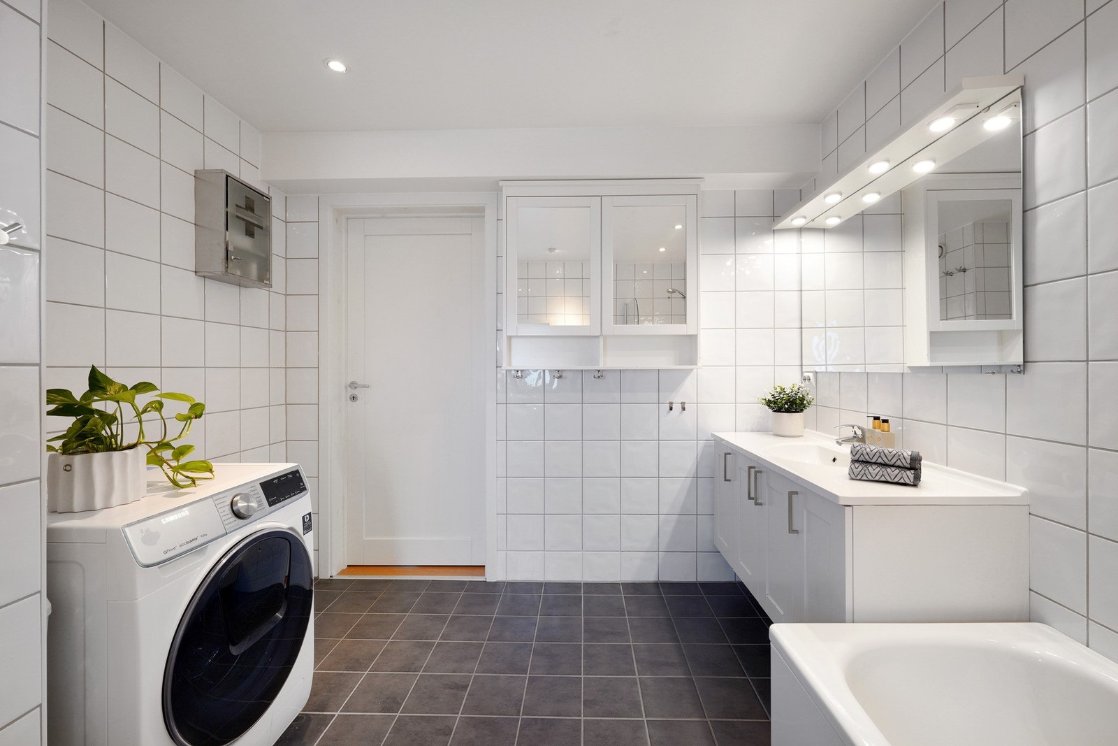 Opplegg for vaskemaskin samt badekar med dusj Galleribilde