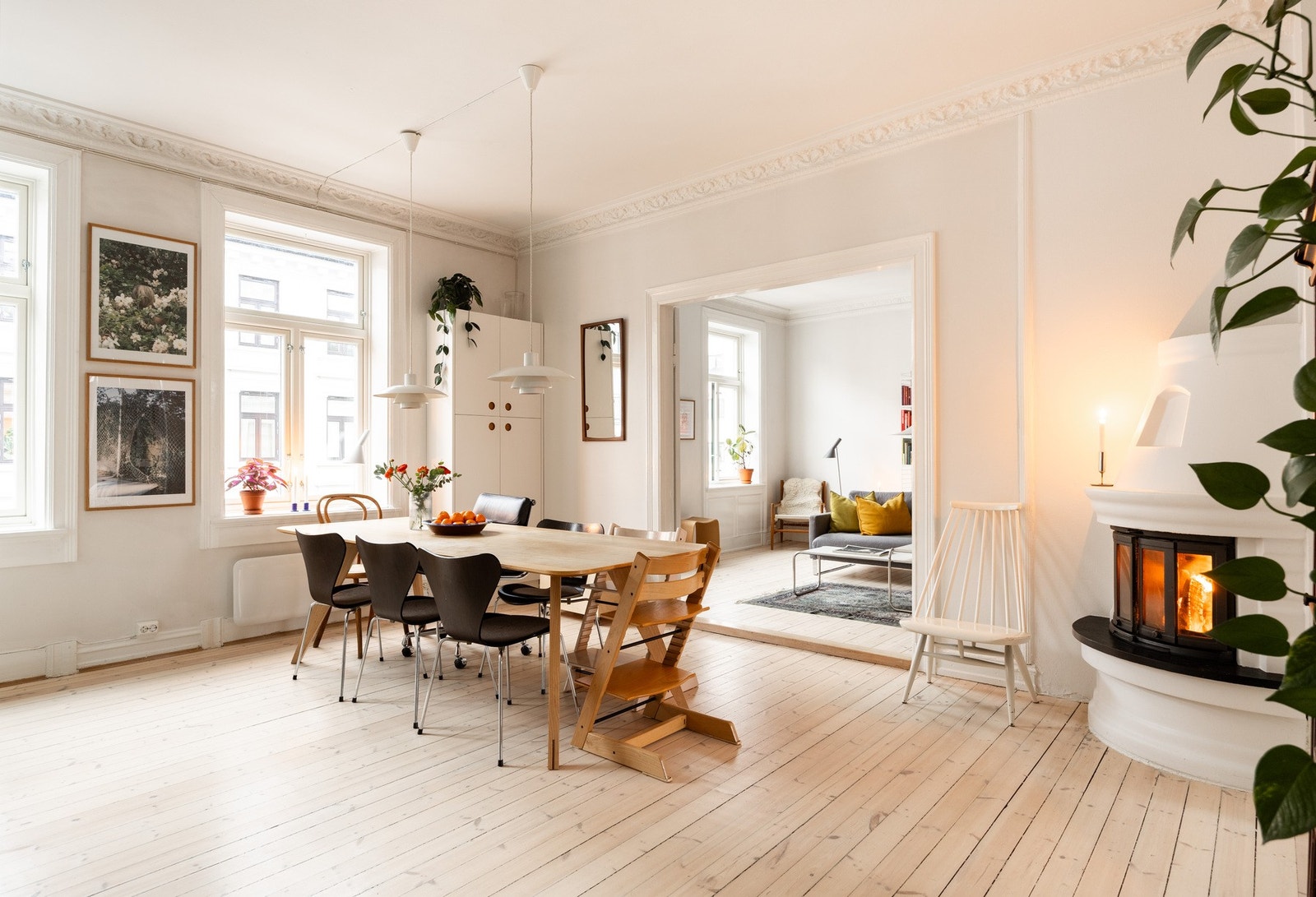 Sosialt og luftig kjøkken med praktiske løsninger samt godt med både skap- og benkeplass. Galleribilde