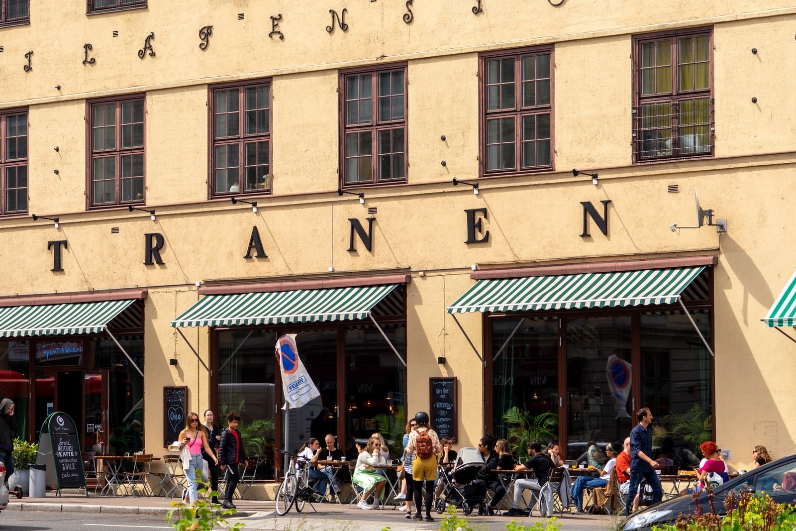 Populære Tranen med bakeri på dagen og pizza på kvelden. Galleribilde