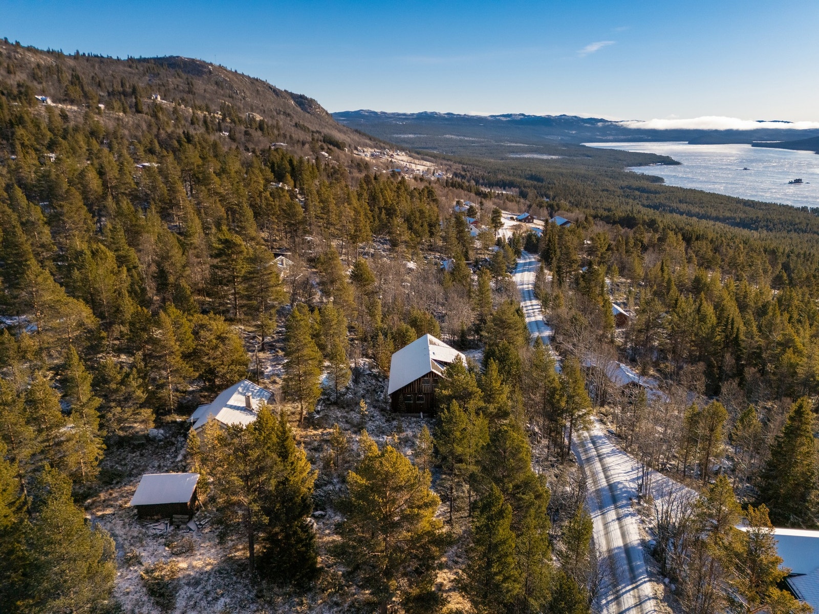 Fantastisk utsikt mot Tunhovdfjorden, Pålsbufjorden og Turrhaugnatten. Galleribilde