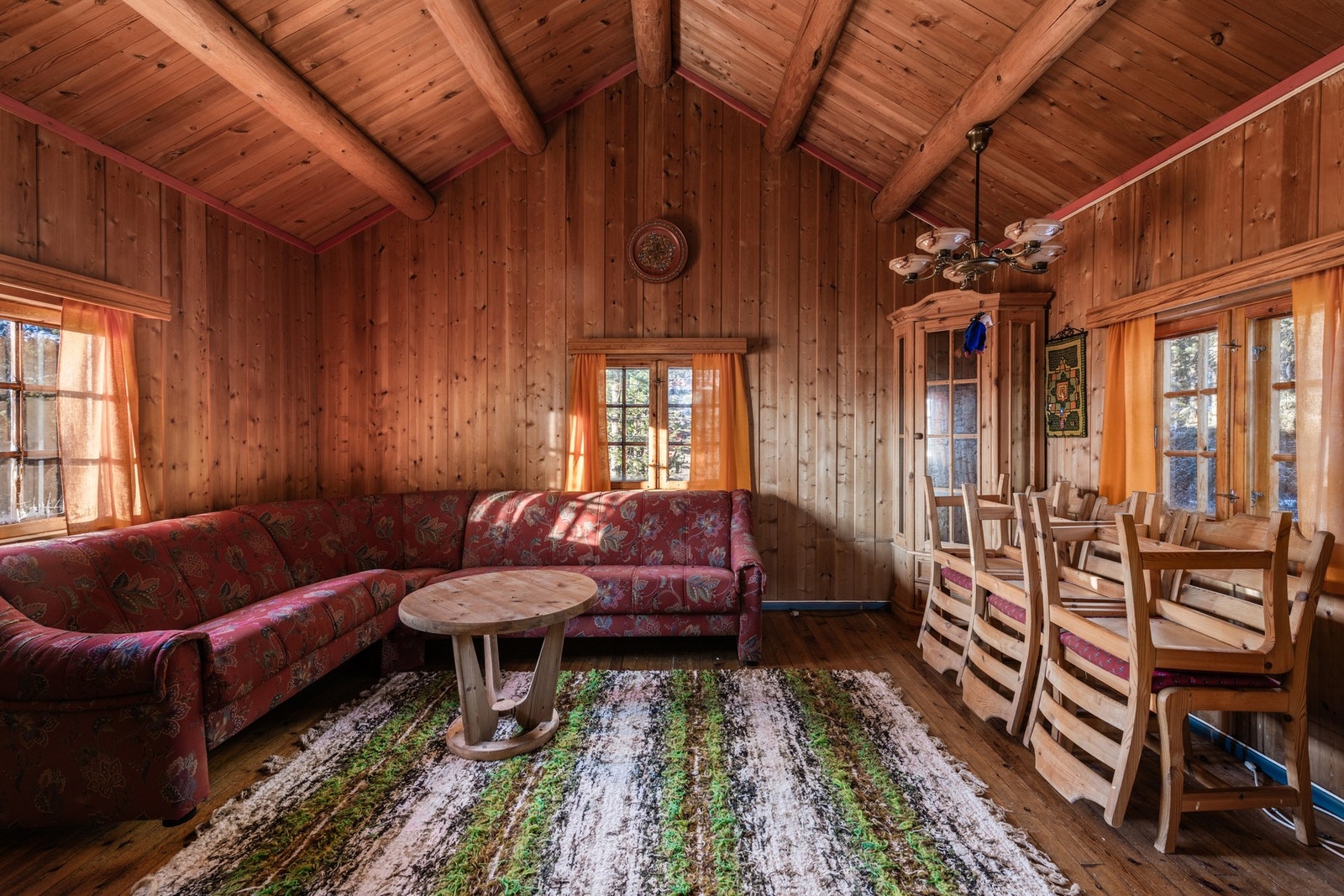 Stuen har god plass til å innrede i flere soner. Galleribilde