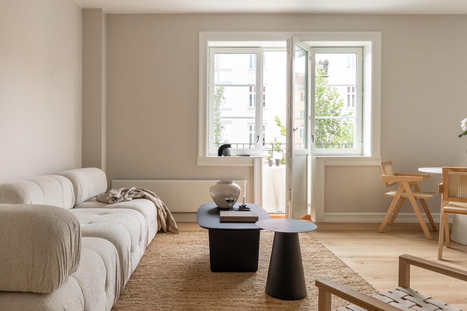 Overflatene er lysmalte i en moderne og behagelig fargetone. Galleribilde
