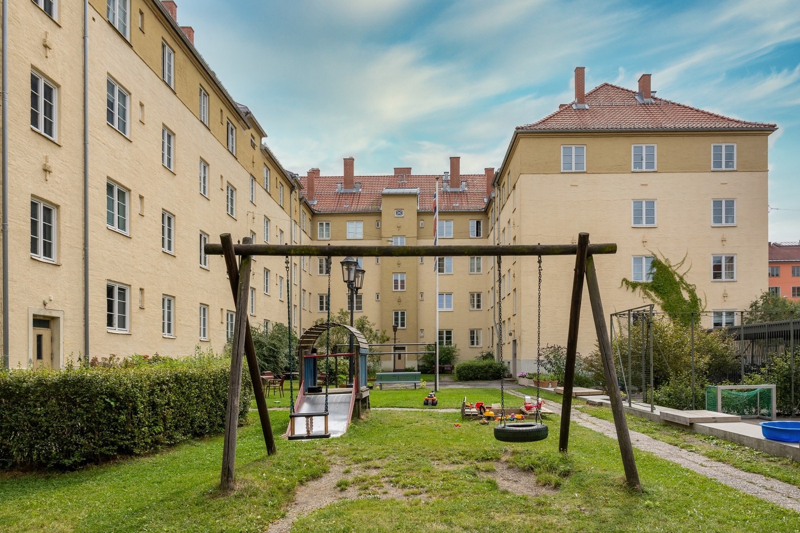 Området er nøye opparbeidet med grønne plener, frodige busker, blomstrende bed og grønnsakshage som gir liv og farge gjennom store deler av året. Galleribilde