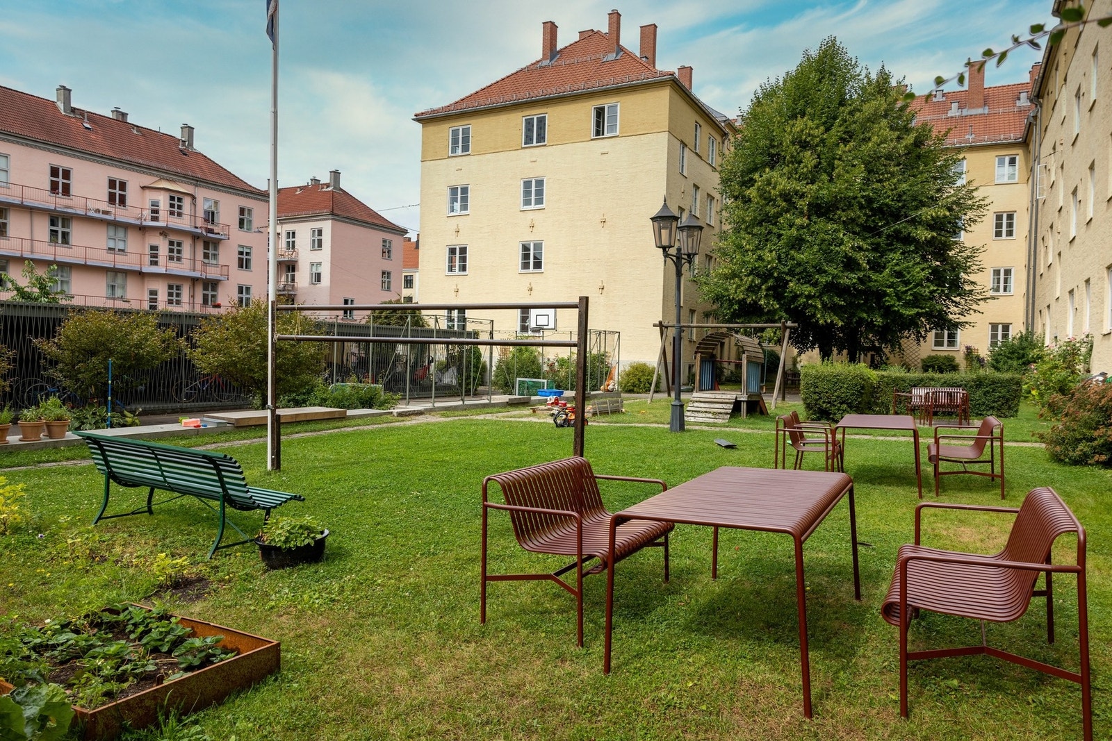 Bakgården er en stor, flott og velholdt fellestomt som fungerer som et naturlig samlingspunkt for beboerne i aksjeselskapet. Galleribilde