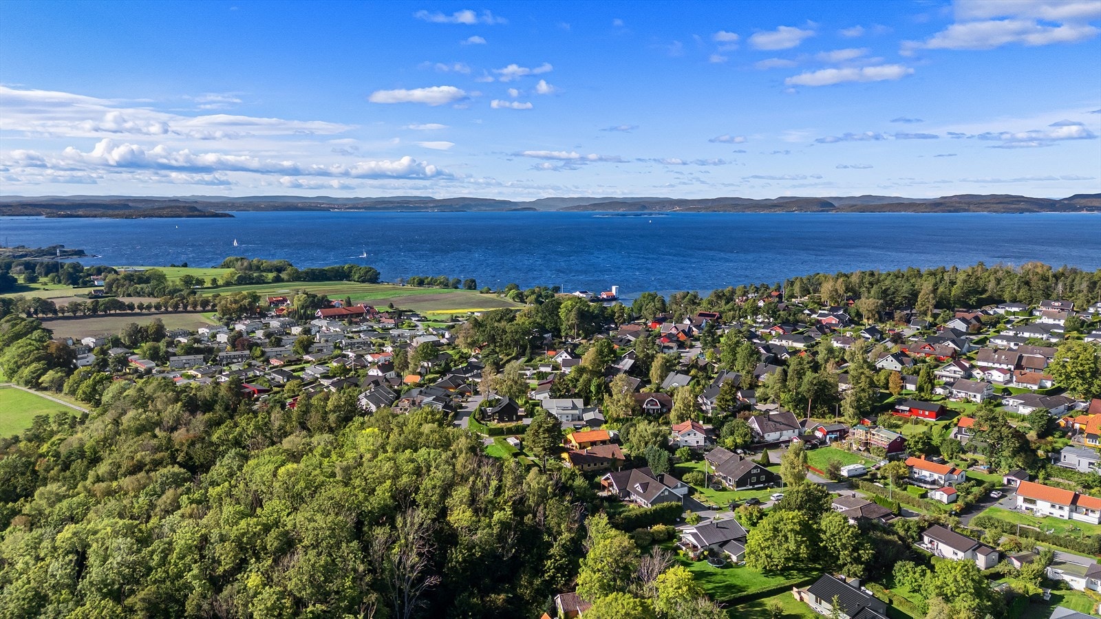 Tronvikstranden ligger bare noen minutters gange unna - en idyllisk badeplass med sandstrand og store gressarealer, perfekt for sommerdager med familien. Galleribilde