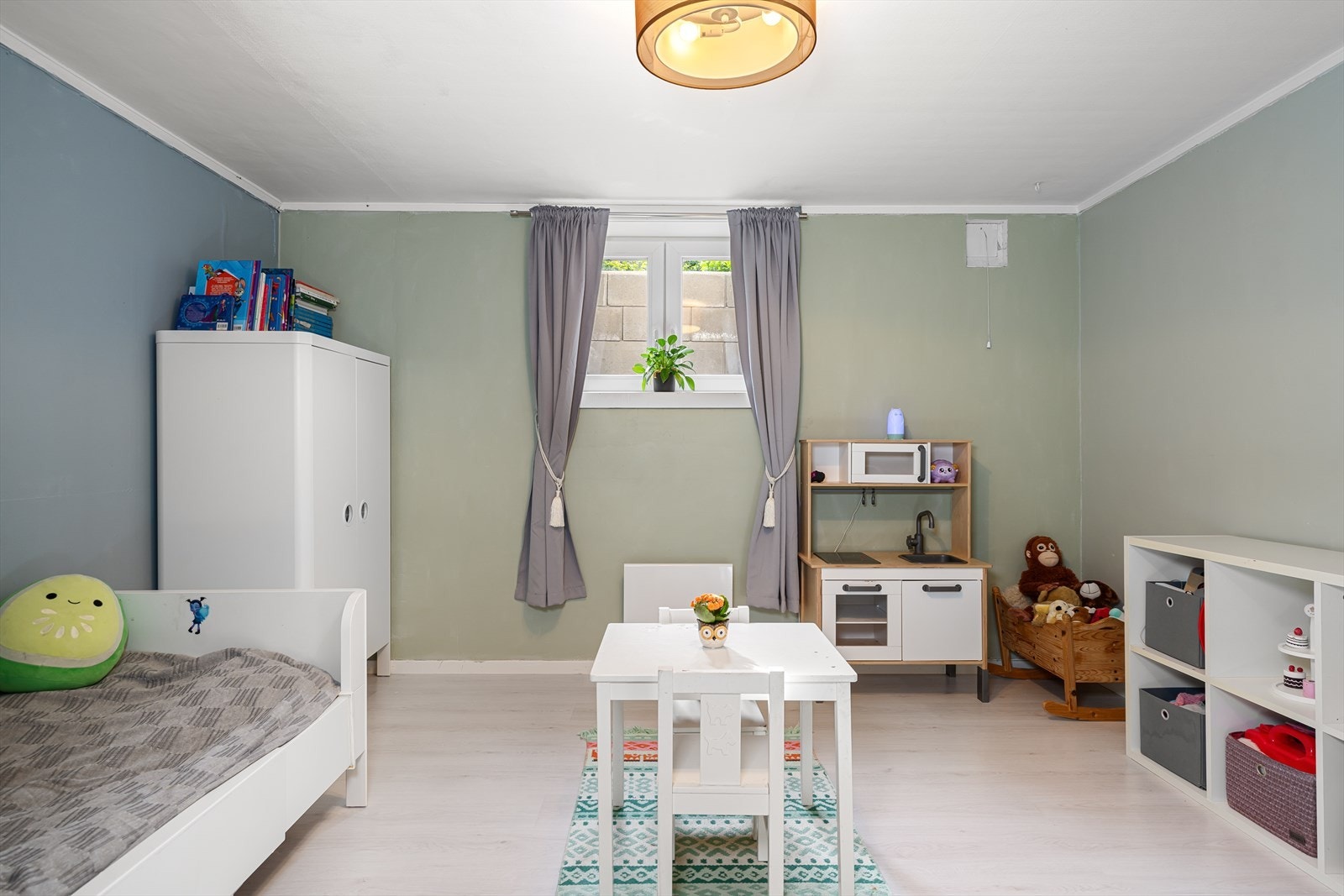 Et av to soverom i kjelleretasjen Galleribilde