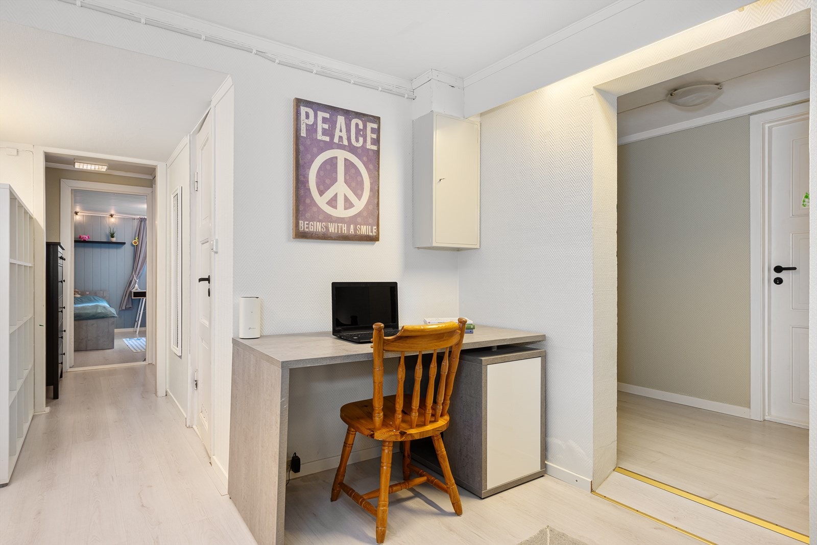 I kjelleretasjer er det flere disponible rom og i gangen er det en flott plass til et lite hjemmekontor. Galleribilde