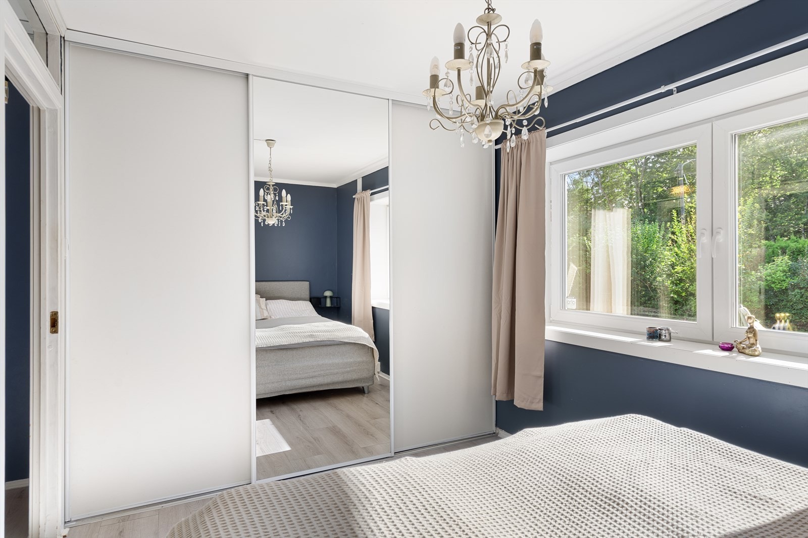 Hovedsoverommet har god plass til dobbeltseng og er montert skyvedrørsgarderobe med god plass. Galleribilde