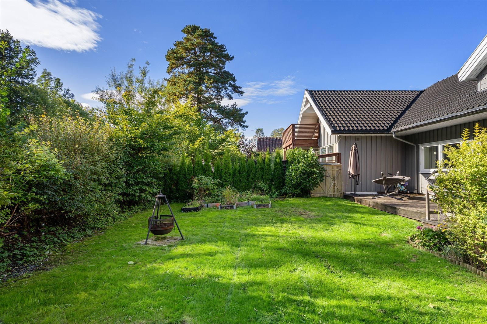 Romslig, delvis overbygd markterrasse med flotte solforhold og god plass til både loungegruppe og spisebord. Galleribilde