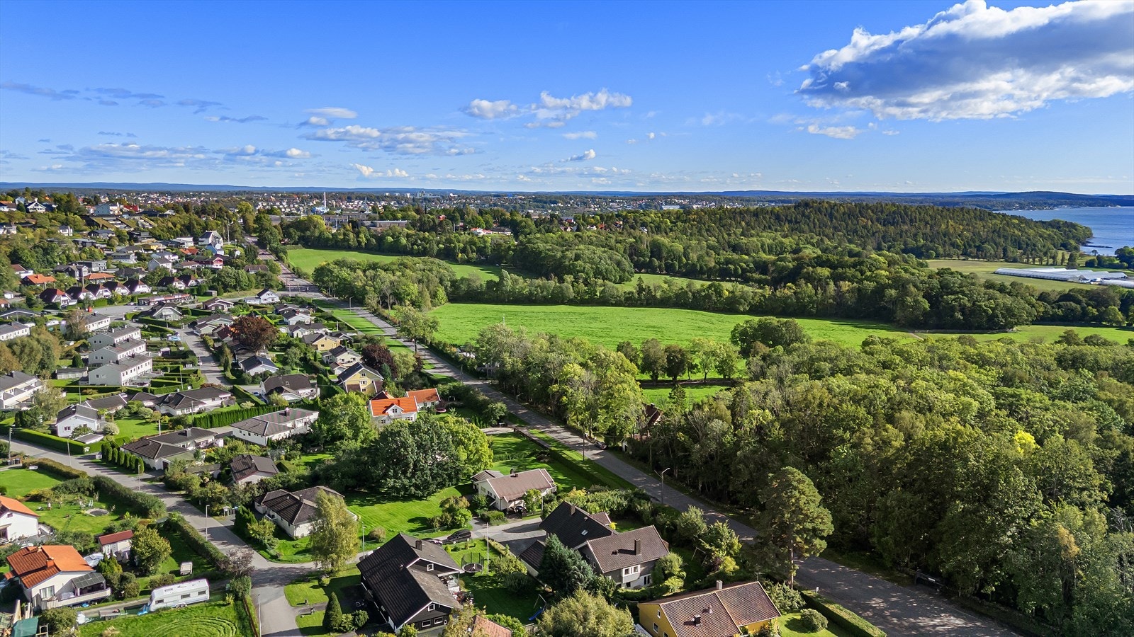 Boligen er en innholdsrik og funksjonell del av tomannsbolig beliggende i et attraktivt og barnevennlig område på Jeløya. Galleribilde