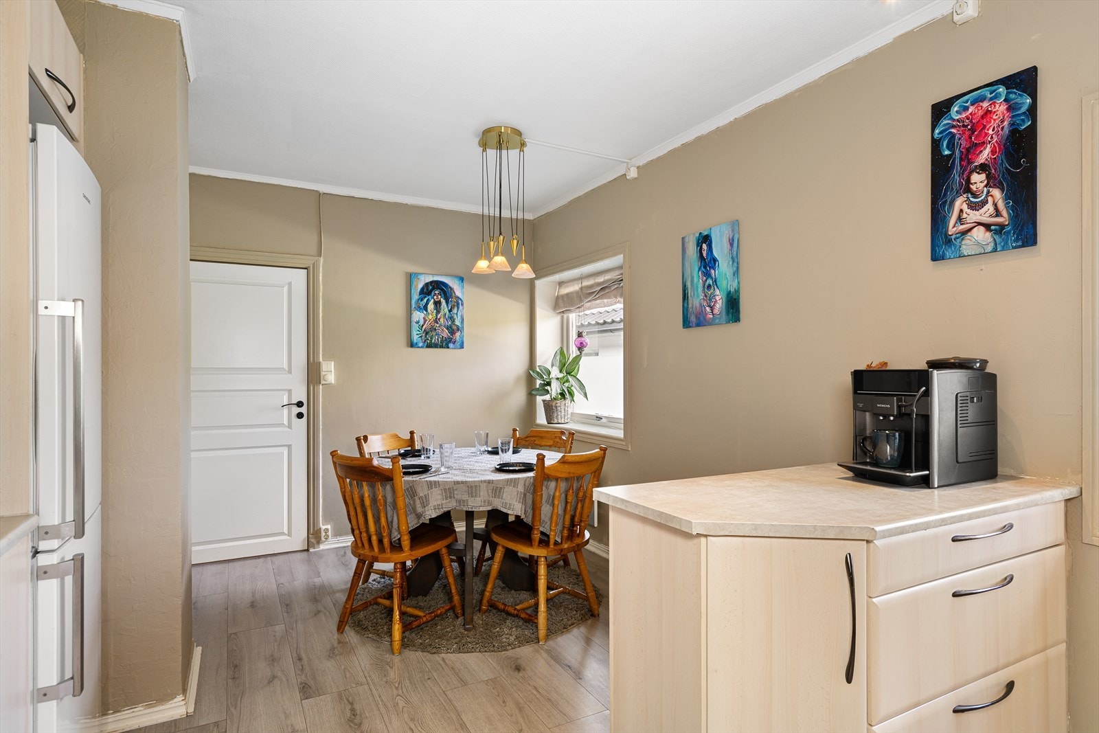 To vinduer gir godt med dagslys, og grå laminat på gulvet sørger for et slitesterkt og lettstelt underlag. Galleribilde