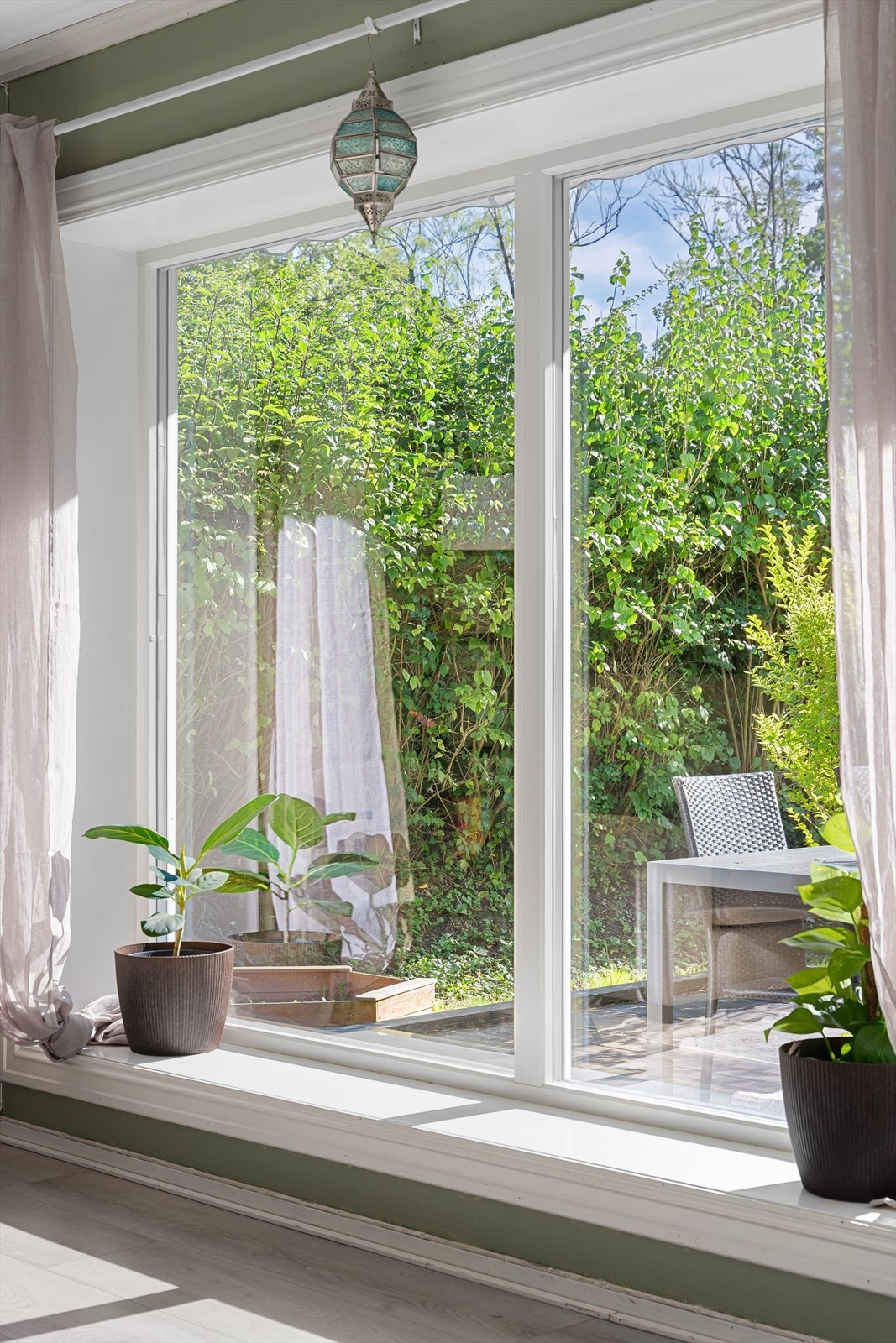 Til tross for de store glassflatene, er stuen skjermet mot innsyn takket være den rolige beliggenheten mot hagen. Galleribilde