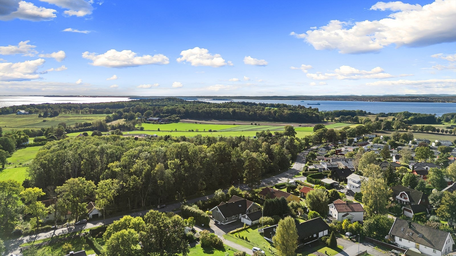 Boligen ligger i et populært og barnevennlig boområde på Tronvik - med kort vei til strand, småbåthavn og naturopplevelser. Galleribilde