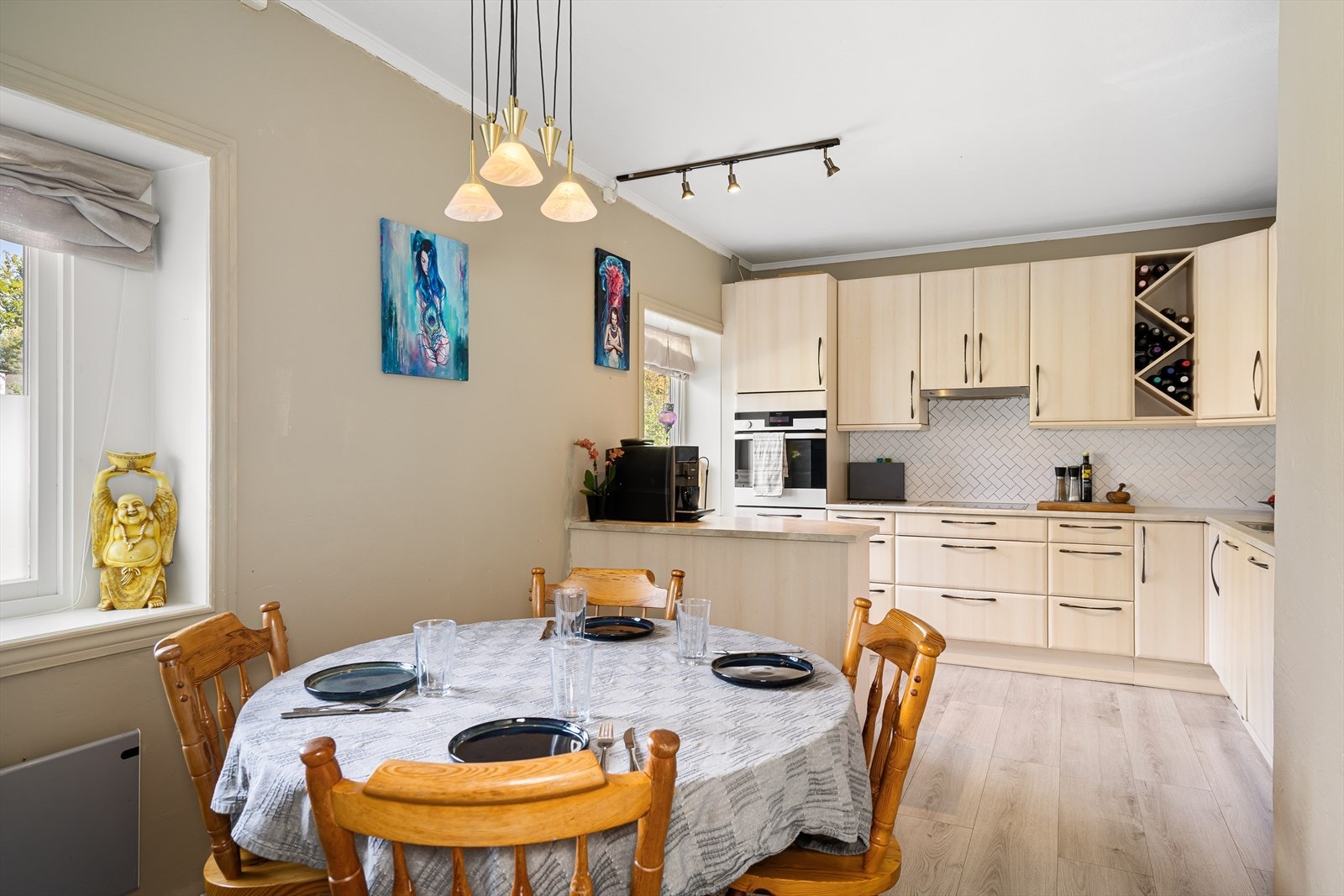 Praktisk L-formet kjøkken med god arbeidsflyt og rikelig med benke- og skapplass. Galleribilde