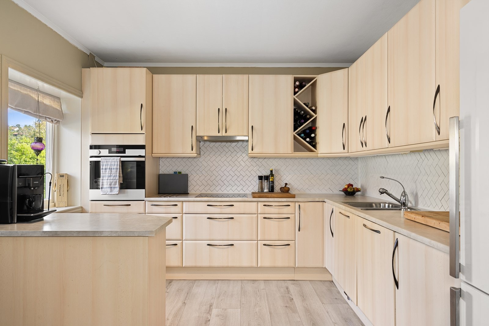 Barløsning skaper en naturlig overgang til spiseområdet - perfekt for både hverdagsbruk og gjester. Galleribilde