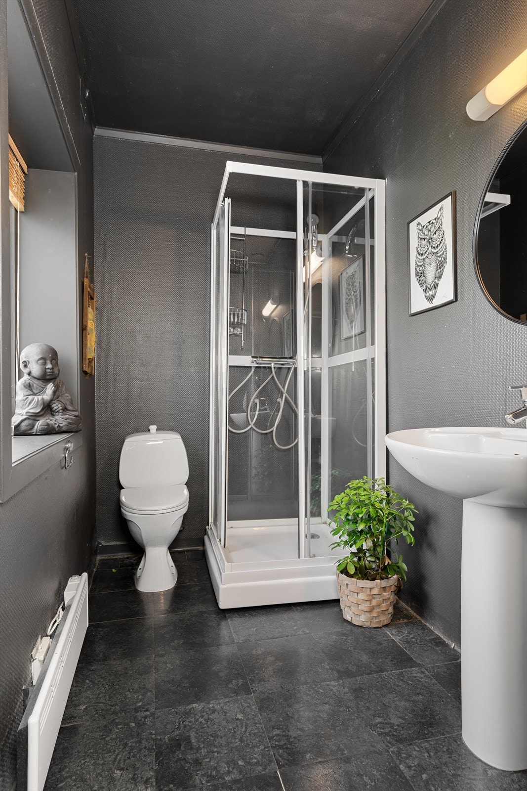 Badet i hovedetasjen har laminat fliser og malt strie på veggene - enkelt å holde rent og pent. Galleribilde