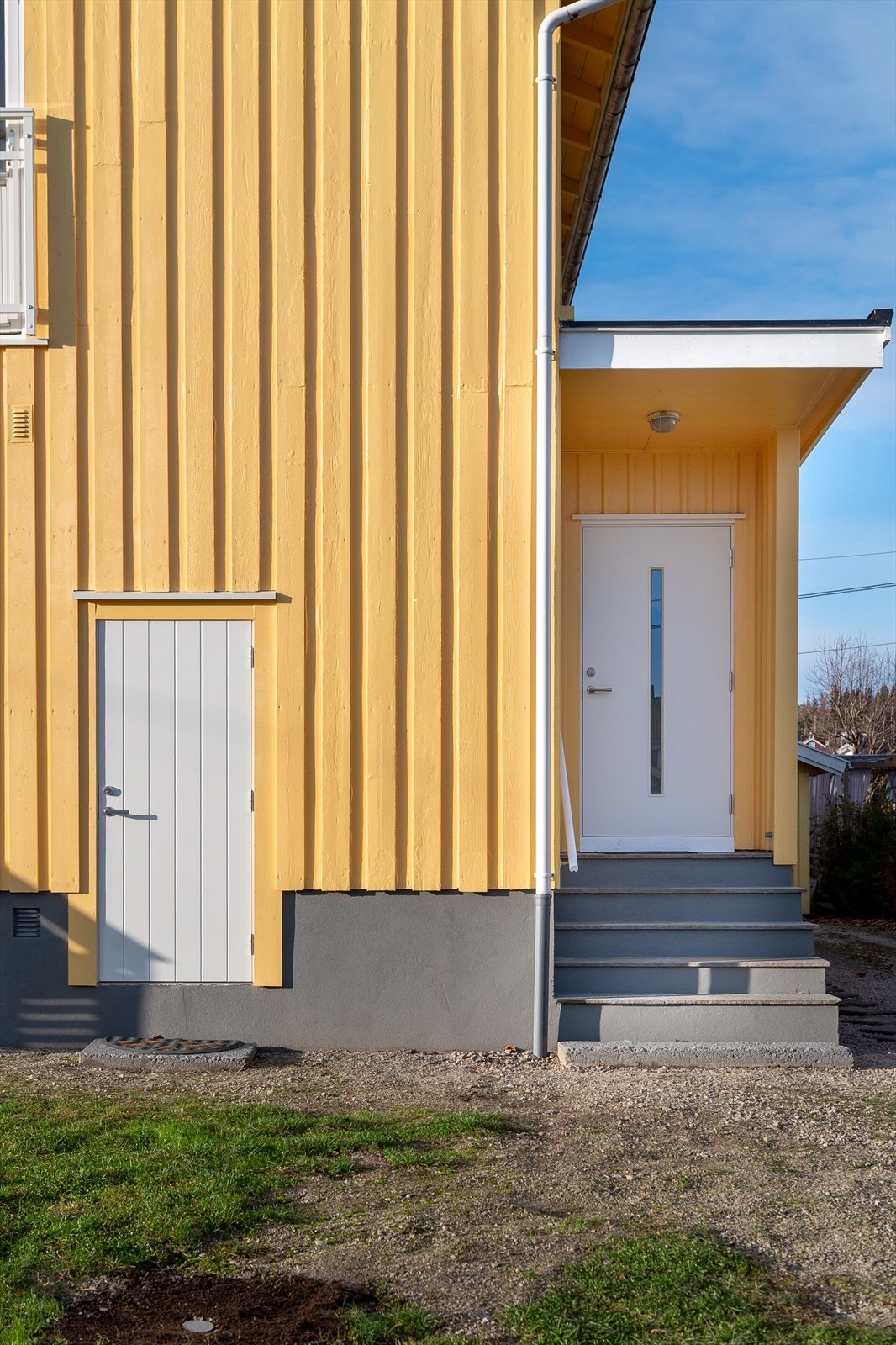 Hyggelig og velholdt inngangsparti med god adkomst. Her finner du også egen inngang til kjelleren, praktisk for både lagring og hverdagsbruk. Galleribilde