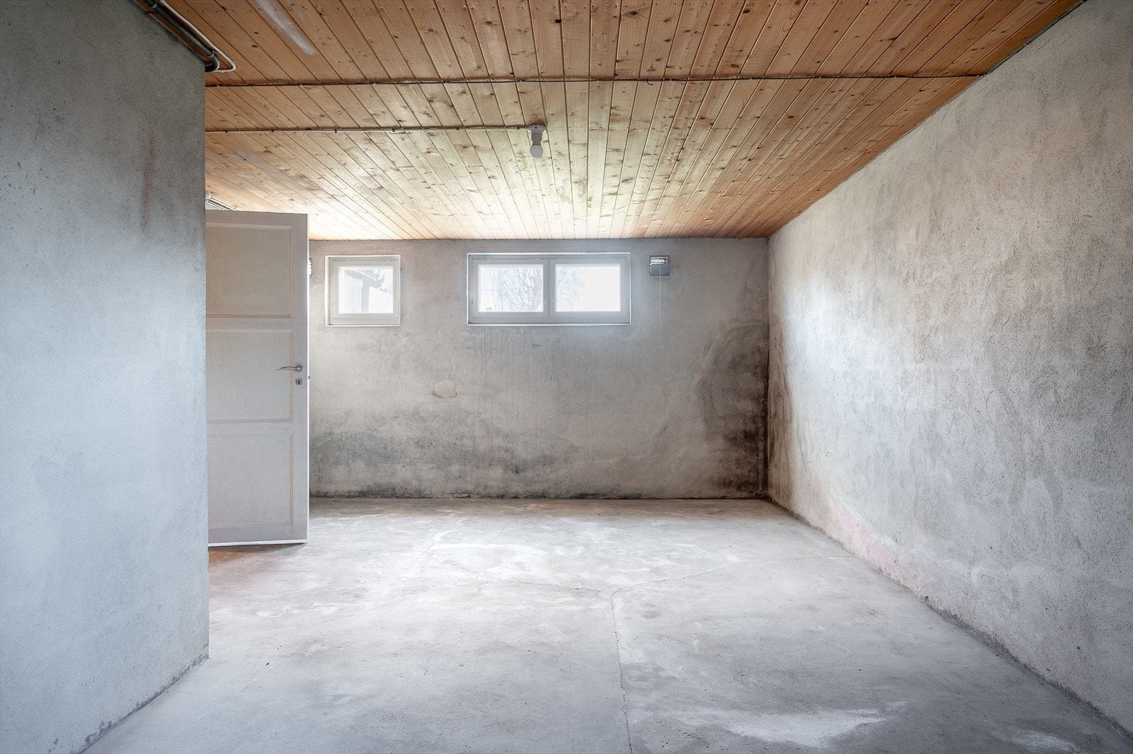 Trappen leder ned til en romslig kjelleretasje som i dag fungerer som praktisk lagringsareal. Etasjen har flere disponible rom og godt potensial for videre utnyttelse Galleribilde