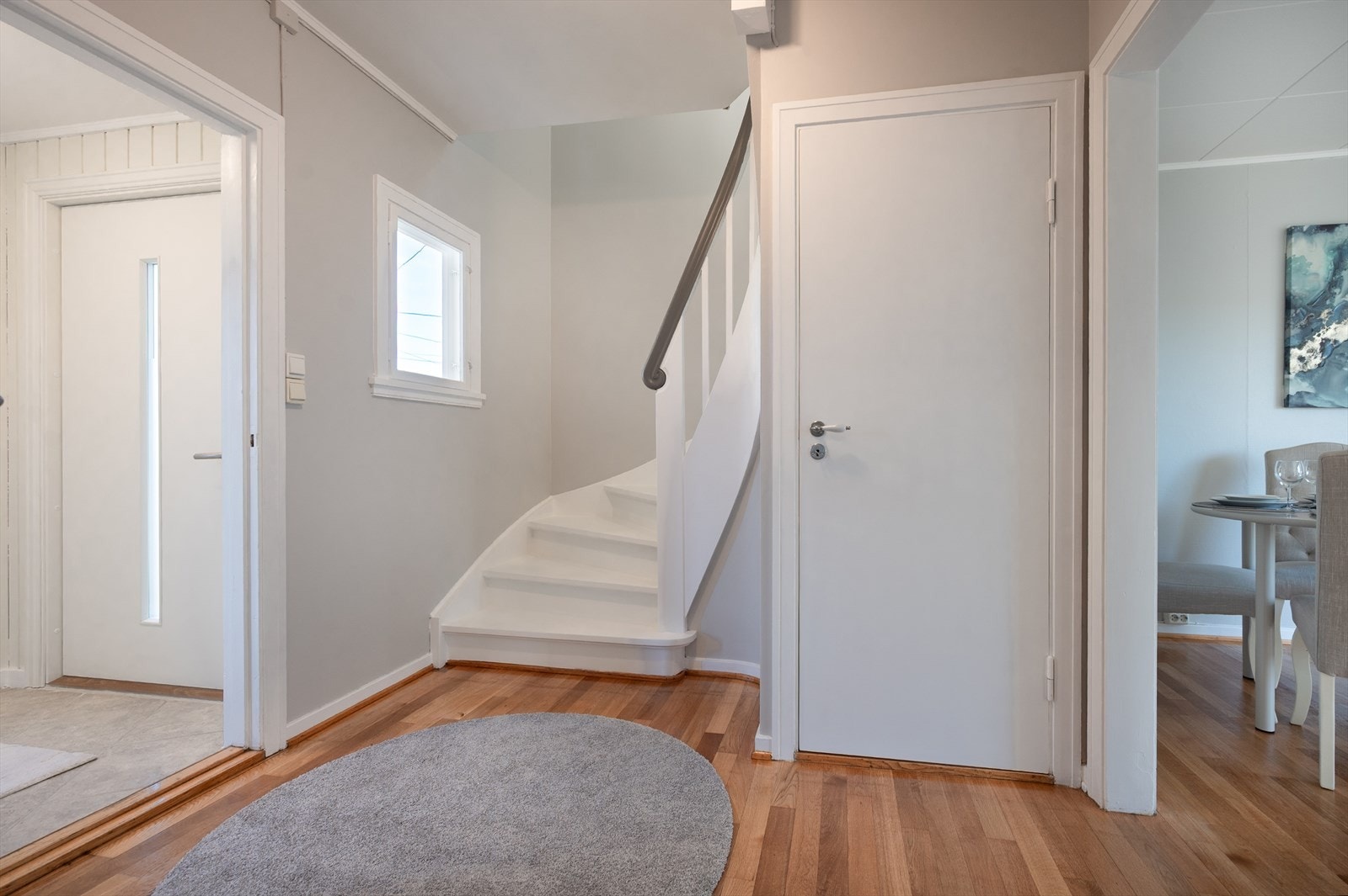 Original trappeløsning fra byggeåret med fine detaljer og god bredde. Trappen binder etasjene på en naturlig måte og understreker boligens klassiske og hjemlige preg. Galleribilde