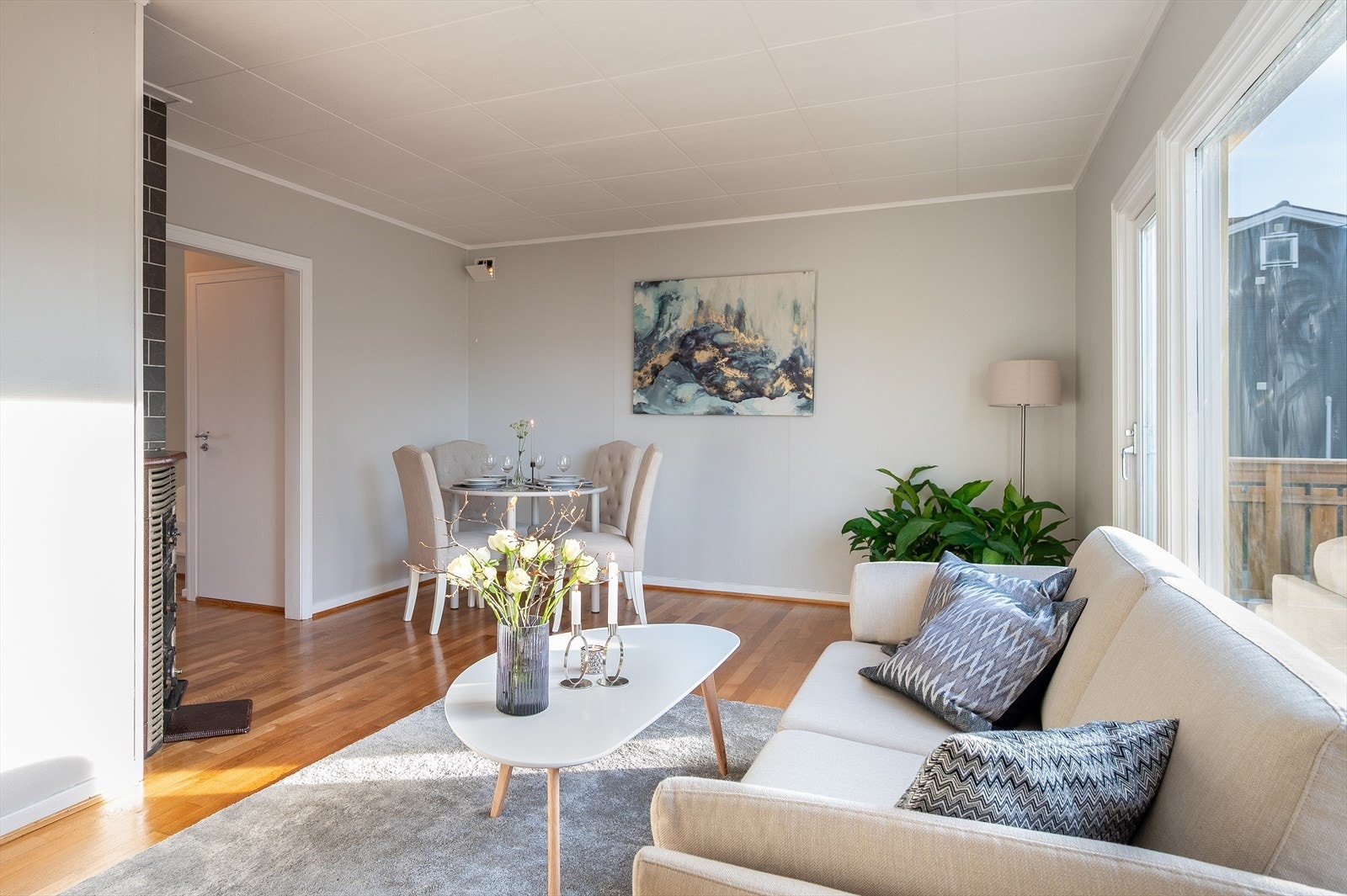 Stuen har nylig oppgraderte overflater og en gjennomgående lys palett som gir et moderne og innbydende preg. De gode romdimensjonene fra 60-tallet er bevart og gir en luftig og behagelig atmosfære. Galleribilde