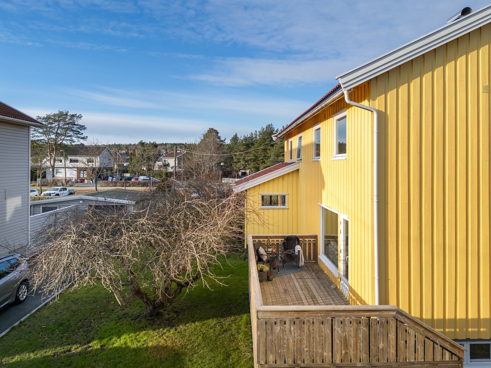 Solrik og romslig terrasse oppgradert i 2014, med solid konstruksjon og god plass til både spisegruppe og loungemøbler. En naturlig forlengelse av stuen som brukes store deler av året. Galleribilde