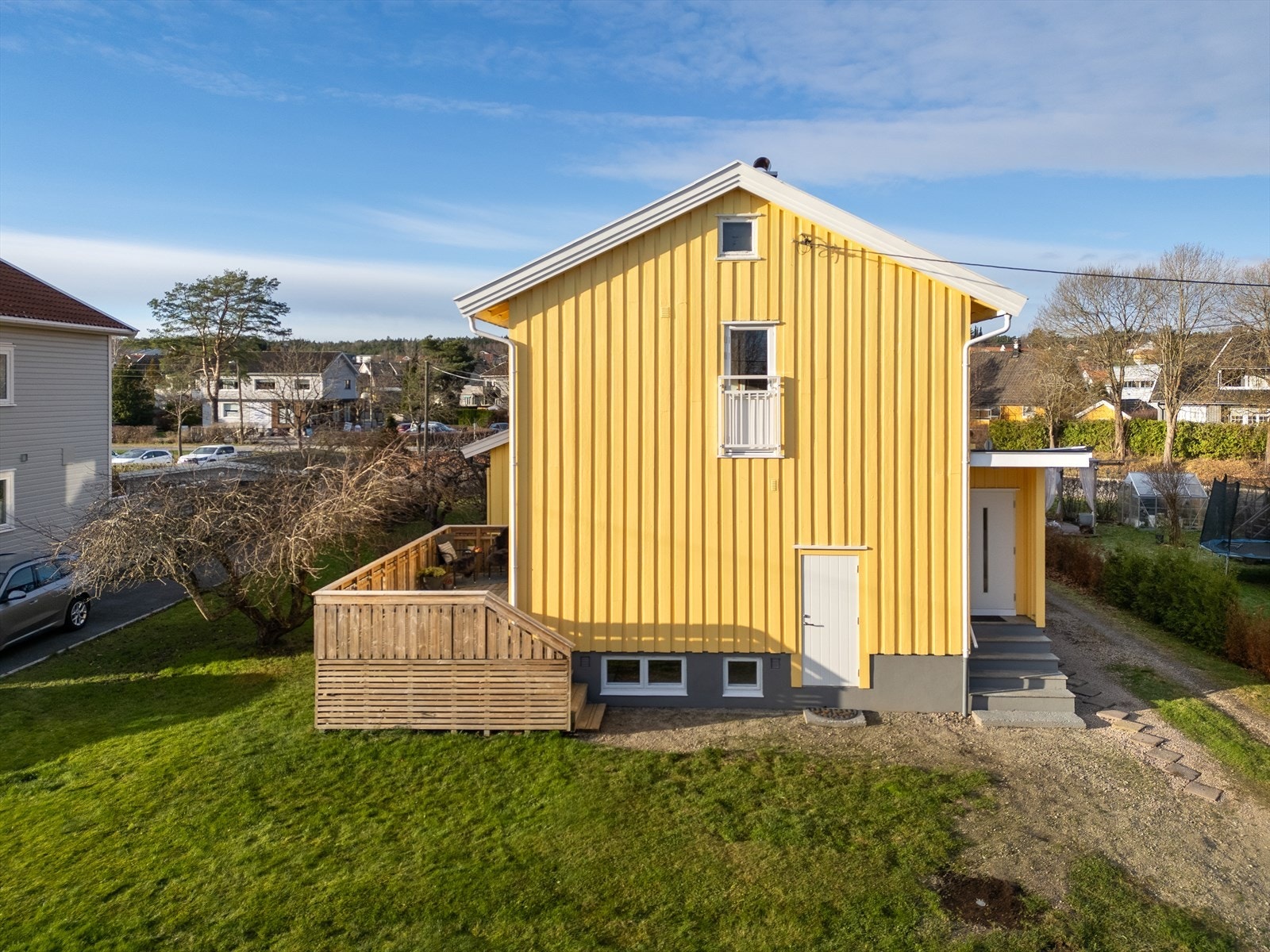 Pent opparbeidet tomt med gruslagt innkjøring, gode parkeringsmuligheter og en flat hage med plen og epletre. Eiendommen ligger åpent til, noe som gir flotte solforhold gjennom dagen. Galleribilde