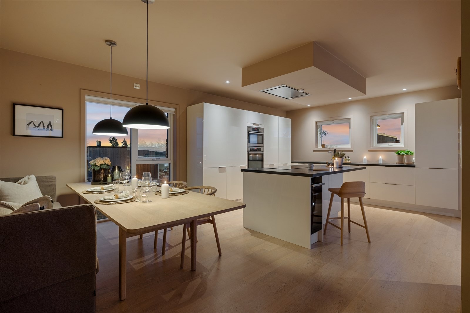 Boligen er svært gjennomført med tiltalende materialvalg! Galleribilde