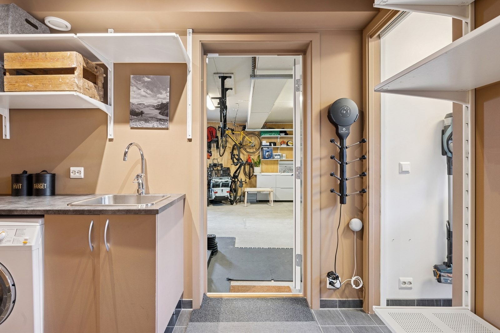 Vaskerom m/ utgang til garasje Galleribilde