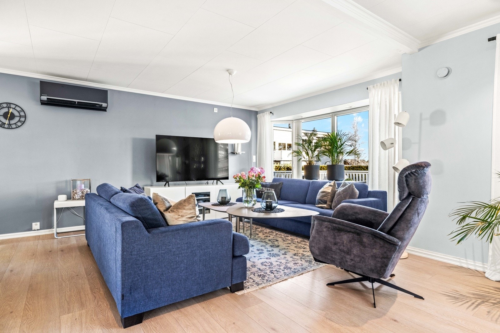 Lyst og hyggelig med store vinduer. Galleribilde