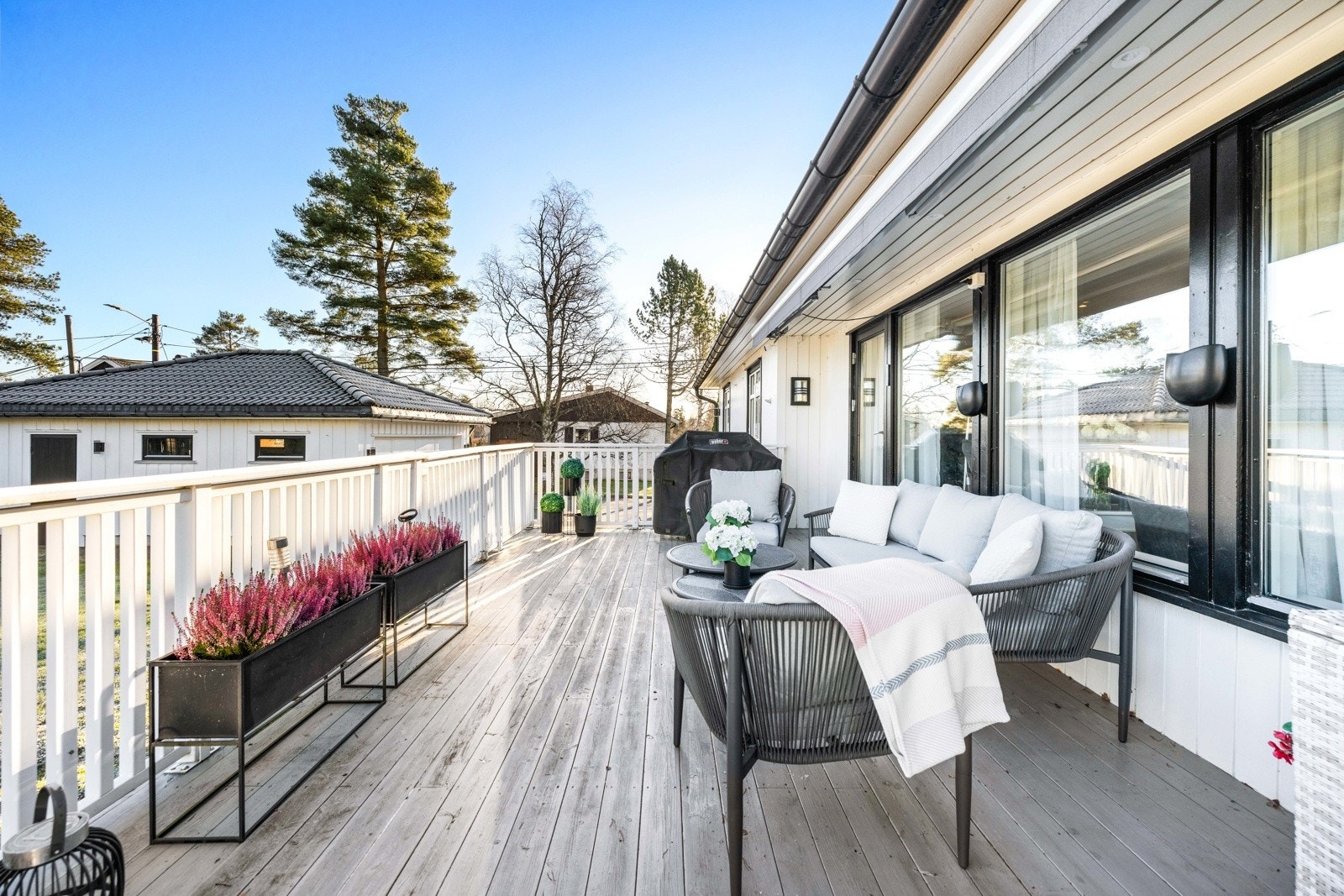 Stor og solrik terrasse utenfor stue i 1.etg. Galleribilde