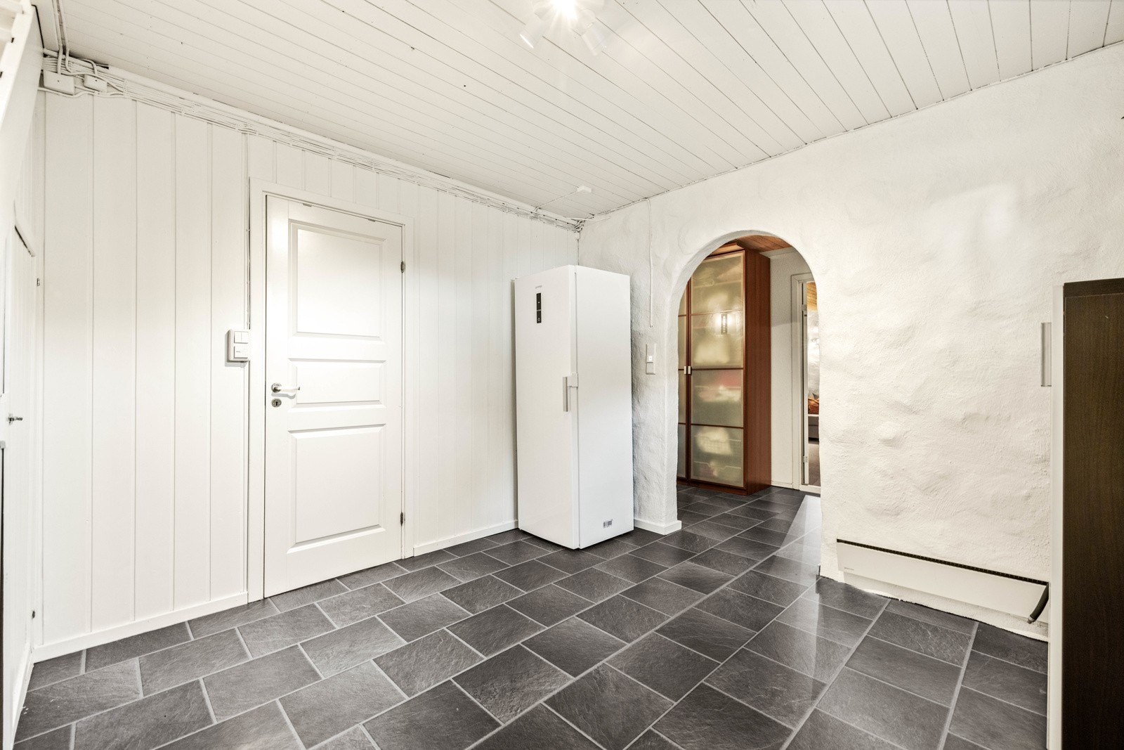 Entré/gang kjeller. Merk at det er egen inngang til kjelleren. Galleribilde