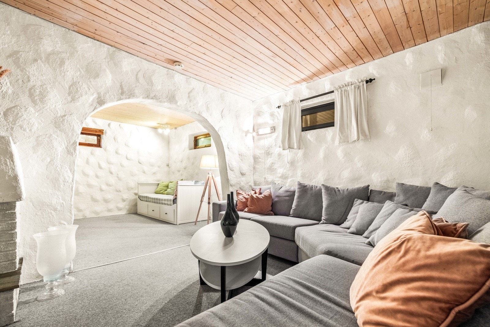 Rom benyttet som kjellerstue. Rommet er ikke omsøkt og godkjent for varig opphold. Galleribilde