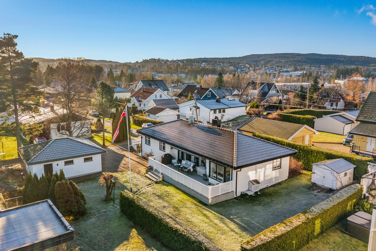 Velholdt enebolig på 223 kvm BRA-I med dobbelgarasje og stor terrasse. Attraktivt beliggende på Kjenn, i et rolig og etablert villastrøk. Galleribilde