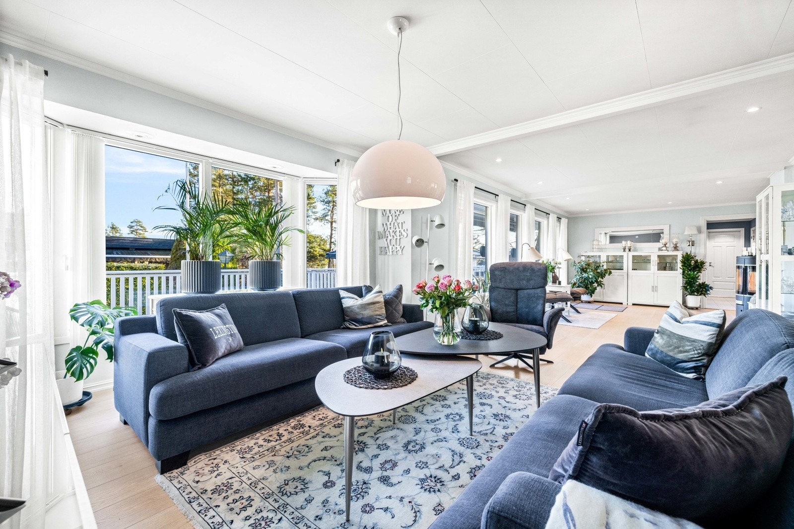 Boligen har stor og lys stue/spisestue med plass til å møblere flere soner. Galleribilde